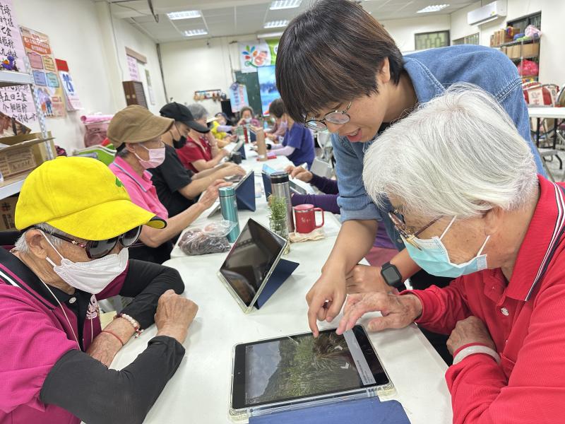 老師協助學員使用google地圖查詢