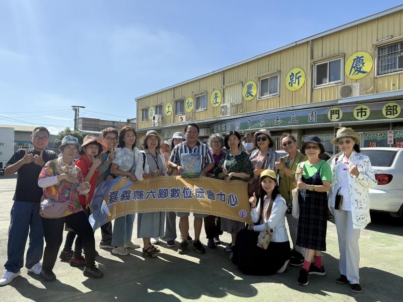 與牛家土豆園及新寶珍蒜頭餅進行合照