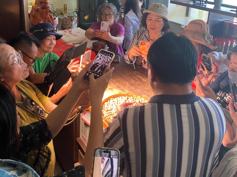 第二站我們來到了灣南村「牛家土豆園」,學員聽著牛老闆熱情介紹招牌九號土豆的加工過程,並實地紀錄從原料加工、製作到精緻包裝的完整產出過程。此次拍攝重點在於訓練學員對「敘事邏輯」的掌握,學習如何將機台運作與成品展示進行連貫性的影像剪輯,透過畫面