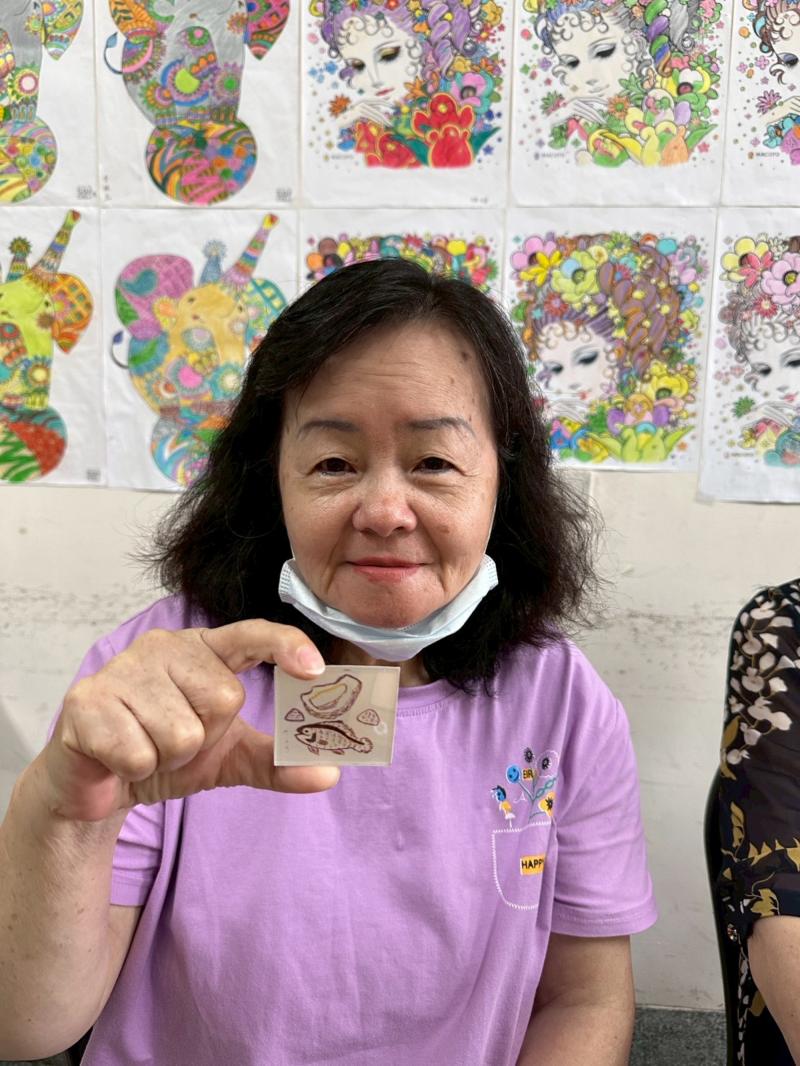 當阿公、阿嬤拿到自己親手創作圖案的冰箱貼時，每個人臉上都露出開心又有成就感的笑容。