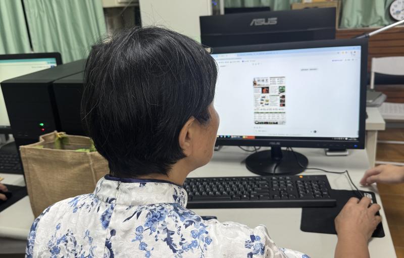 講師帶領學員認識地方小誌，傳越多本各地小誌刊物讓學員了解成品的形式．接著讓學員練習各種AI模型來生成文字內容、圖表練習，同學們從陌生到熟悉越玩越上手；接著運用AI生成下一堂課要採訪銅鑼工藝職人的採訪企劃，做成一張採訪圖表，學員們能聚焦在自己
