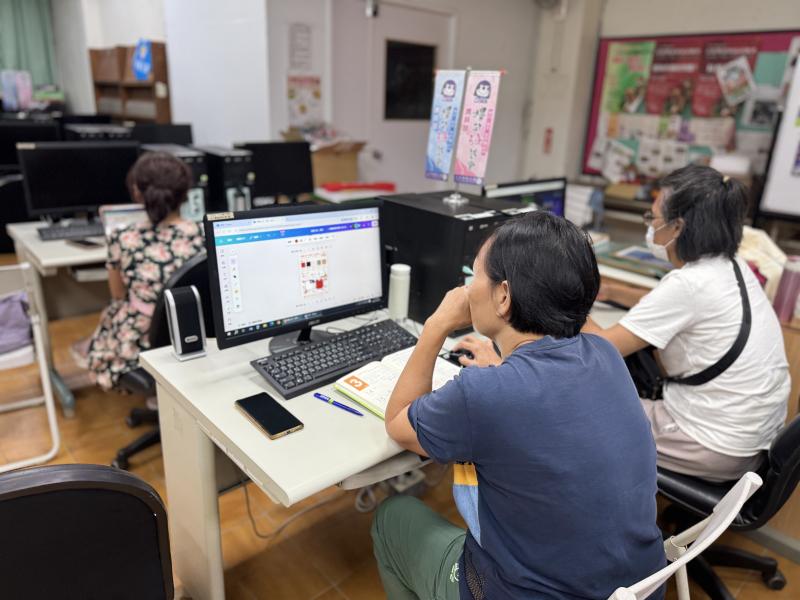 學員們努力跟上講師的排版教學