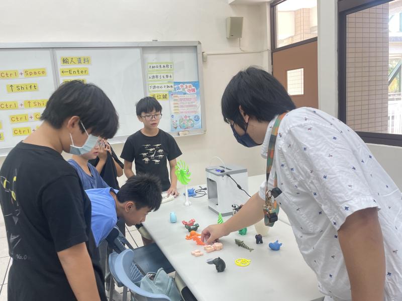 向老師們展示各種精巧的3D打印小物,引發學生的熱烈討論與興趣。
