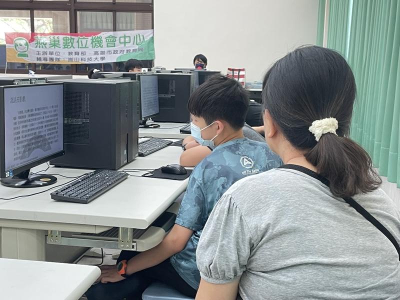 長溫馨陪伴孩子在電腦前學習,共同經歷圖檔修改整與3D建模的數位挑戰。