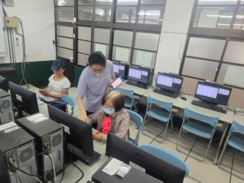 講師協助指示學員使用