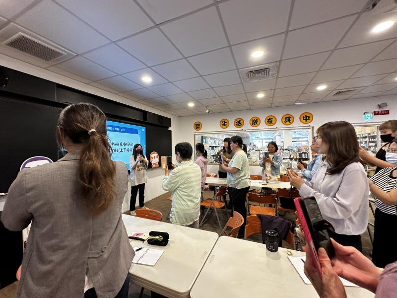 老師帶學員們實際練習拍攝技巧，使拍攝出的短影音畫面更清晰、穩定，並且藉由畫面表達學員們想要呈現的重點。