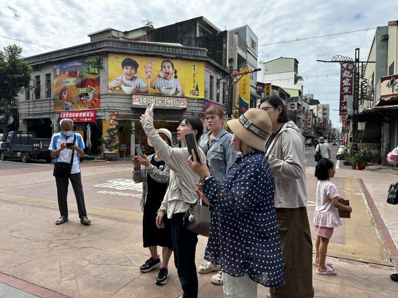 老師帶學生實地考察延平老街，以延平老街街景與丸莊醬油為實例，指導課堂中的腳本撰寫與拍攝技巧。