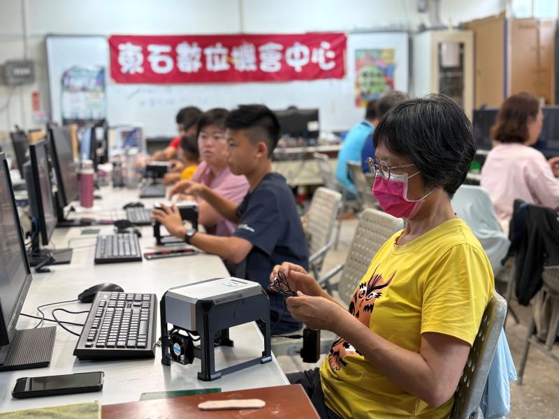 安裝連線雷雕機準備開始雷雕作品