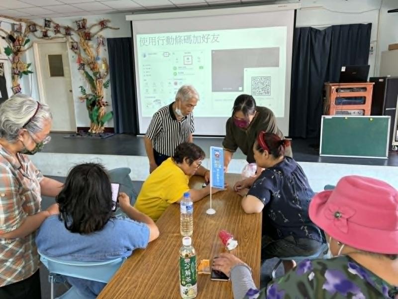 員們在課堂上拿著手機實際操作,互相討論並檢查自己的帳號安全