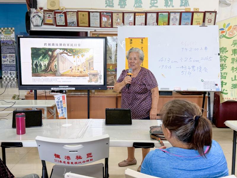 邀請耆老分享年幼點滴，學員透過溫暖的問答設計，將口述歷史轉化為 Podcast 訪談大綱，用聲音完美封存跨世代記憶。