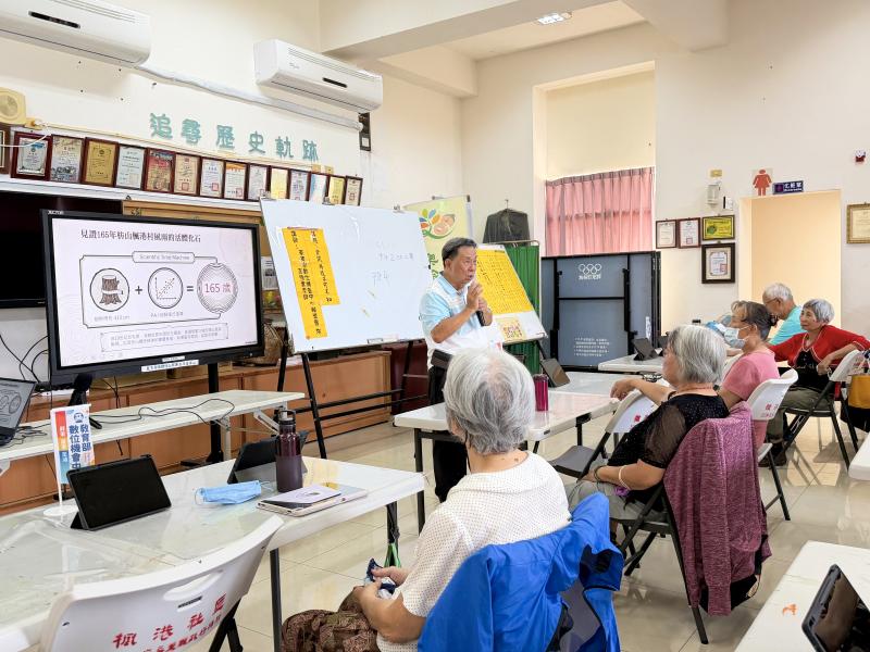 以楓港社區引以為傲的「百年芒果樹」為故事核心，從設定獨特的節目定位開始，手把手練習撰寫聲音腳本。