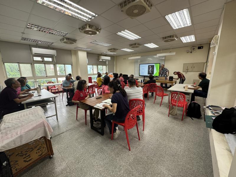 講師帶領認識短影音，引導學員做人設定位及探索拍攝主題方向練習，運用AI生成腳本分鏡圖。