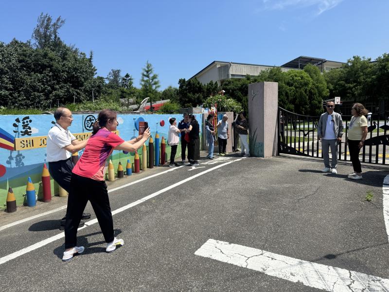 拍攝前先介紹短影音所需的器材、基礎光線、鏡頭類型認識及實際運鏡操作．依據腳本分鏡的圖進行影片實拍練習，除了產品拍攝，學員們也輪流當演員和執行攝影，不畏大太陽下認真實拍，感受到學員們散發著熱烈的學習熱情。