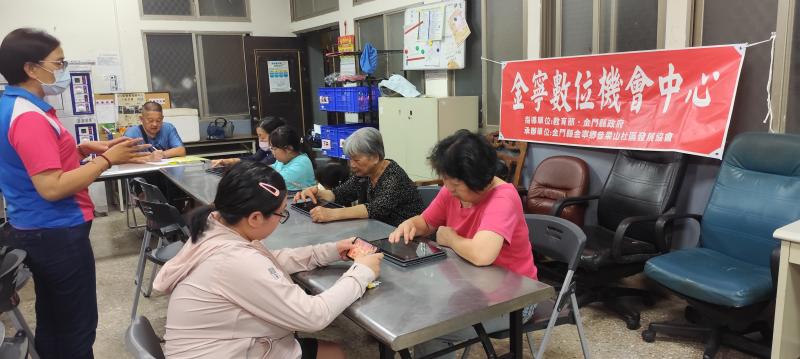 看著社區的長輩們聚精會神地操作著手中的平板,心裡充滿了感動。