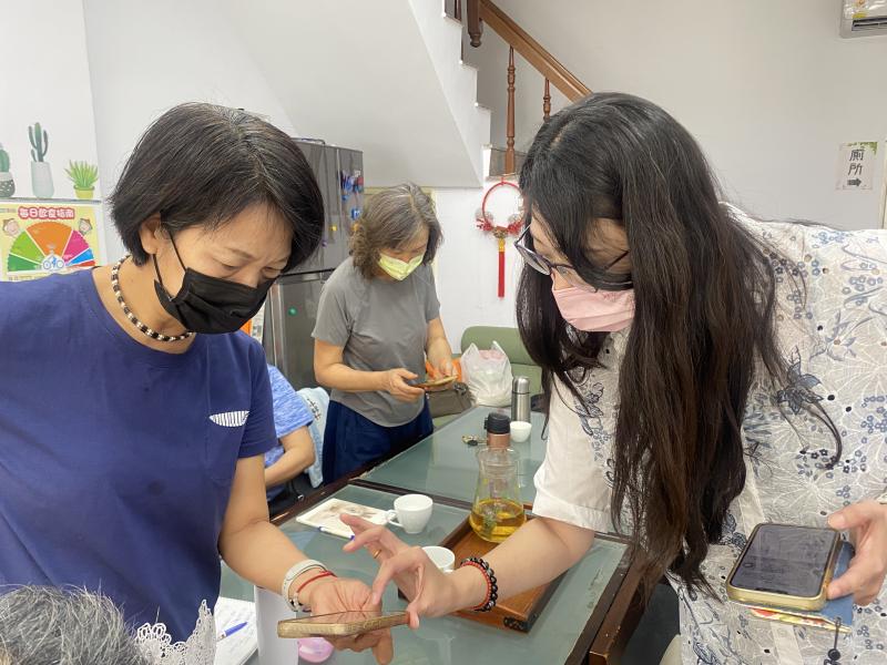 老師指導學員操作