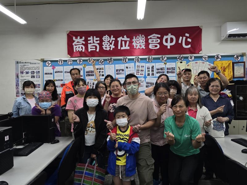 老師與參與活動的學員合影。