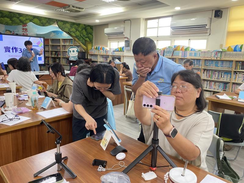 學員們專心操作、互相討論，透過實際練習了解影音剪輯的細節與技巧。
