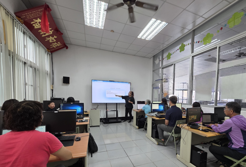 過去我很排斥 AI，總覺得機器寫出來的東西好制式、冷冰冰的。但上了這門課後，完全打破了我的偏見！