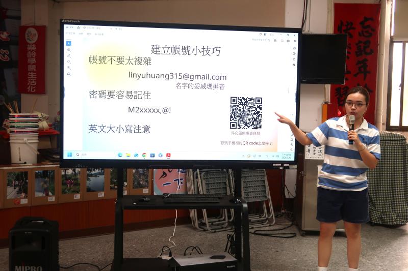 林瑜璜老師介紹課程內容及學習目標以及學習效益。
