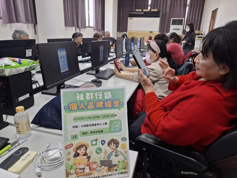 數位學習不受年齡與身體條件限制，雲林縣愛無礙協會學員熱情參與課程，在斗南DOC友善無障礙環境中，一起探索科技新世界。