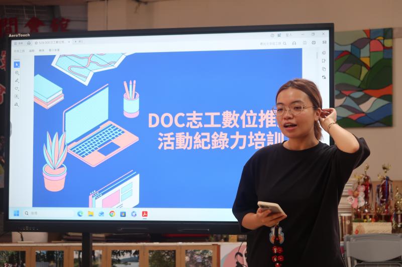 林瑜璜老師介紹課程內容帶領學員用手機紀錄美好的數位服務。