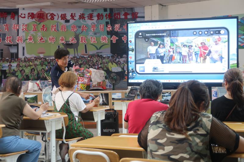 講師深入學員席次進行個別指導，搭配大螢幕展示數位互動成果，有效提升學員數位應用與實作能力。