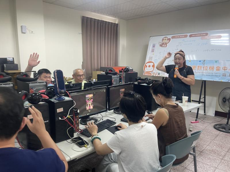 課程中,黃鈺婷老師以活潑生動的教學方式,帶領學員認識AI生成技術與沉浸式導覽內容的應用。