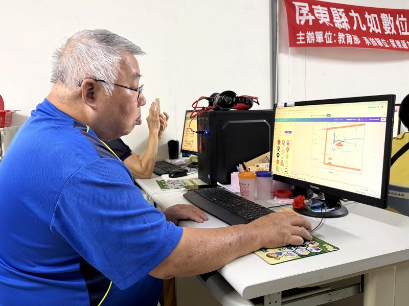 學員認真操作電腦，練習設定地圖路線範圍
