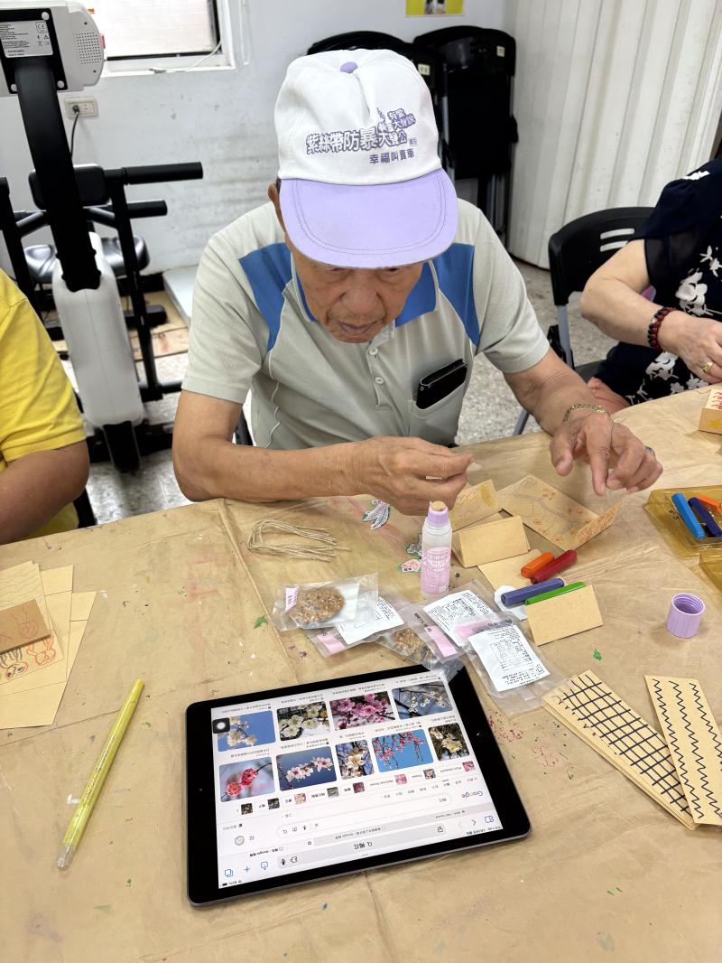 學員們學習使用平板搜尋,運用網路資源尋找相關繪畫素材