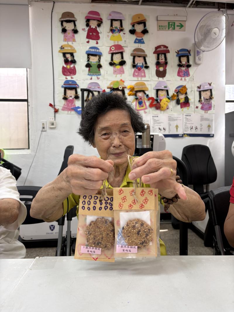 成品一字排開,大家都很開心也很有成就感的秀出自己的作品。