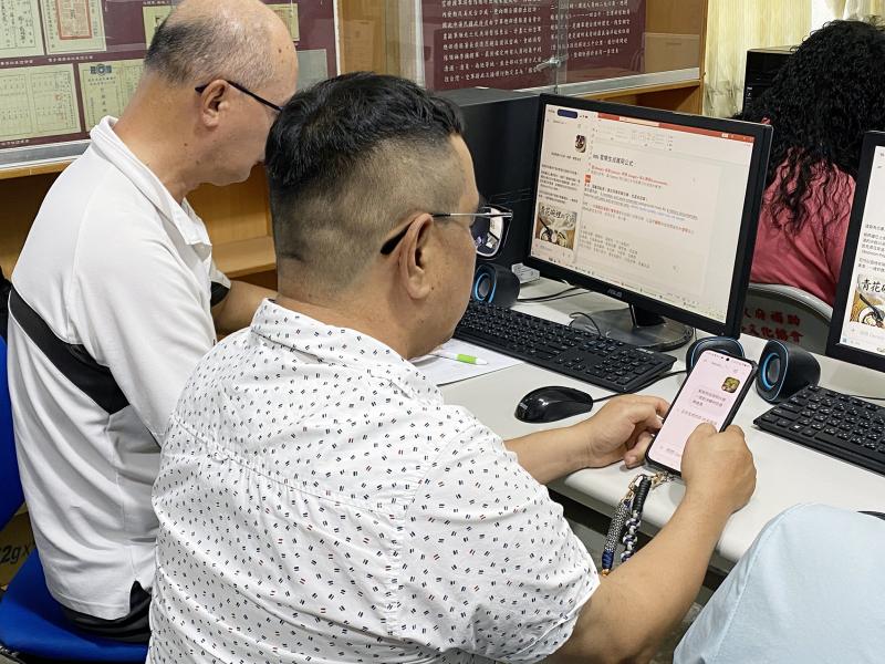 學員緊跟著講師的示範畫面，一步步使用手機練習操作