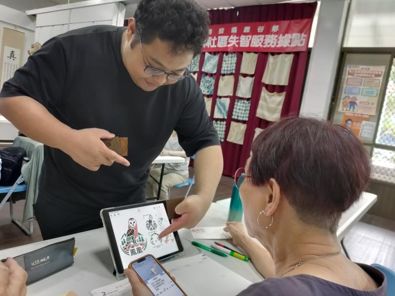 為確保後續印章多色套印不重疊,講師耐心檢查圖檔是否符合純色、無漸層的標準,確保每位學員都能產出完美的雷雕底圖,有效降低數位學習的挫折感。