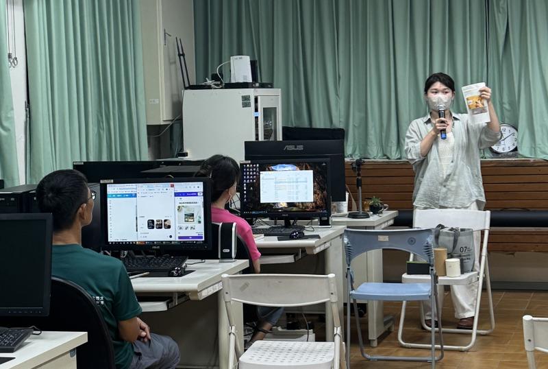 在「農創品牌新包裝」的課堂上，一堆看似平常的紙盒與玻璃罐整齊排列，開啟了這場將在地農產變身時尚精品的奇幻旅程。原來，包裝不只是把產品裝起來，更是品牌的「第一張臉」。講師一上課就帶著大家認識永續包裝與碳足跡，一邊展示各式減量、可再利用的環保包