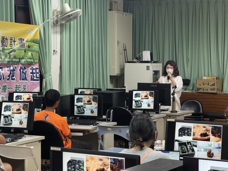 「AI設計魔法」登場的時刻！學員們小心翼翼地捧出自家種的農產或加工品，講師則現場指導大家運用AI技術，把原本腦海中的平面視覺構想，一秒生成極具質感的實體包裝3D效果圖，甚至連烘托產品氛圍的背景圖都打點得盡善盡美。接著，大家埋頭在排版軟體中反