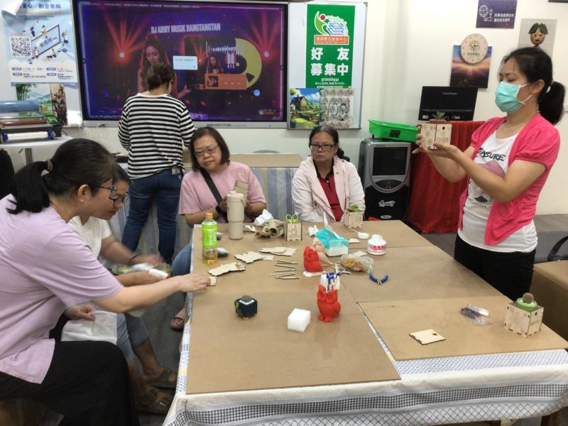 學員組合完成雷雕木製盆栽盒