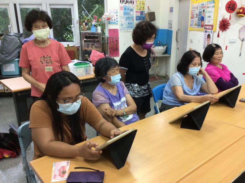 據點志工協助講師支援長者上課學習問題解惑畫面