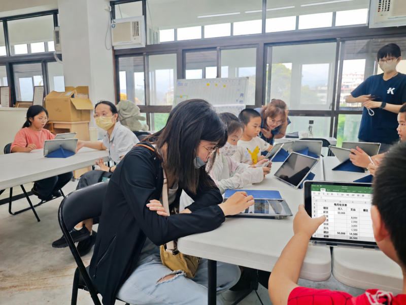 在大人的溫柔陪伴下，學員緊盯平板檢視每一筆生活開銷。透過數位實作，家長學習到如何「不帶壓力地」與孩子溝通記帳紀錄；孩子們也在反覆練習中，看見衝動消費可能導致「破產」的危機。親子攜手扭轉舊有的金錢觀，共同牢記「先存再花」的理財核心。