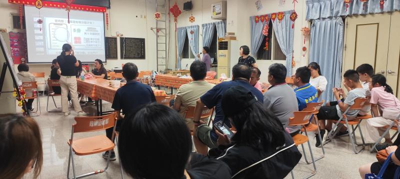 課堂上，我們從最基礎的定位權限設定開始，逐步帶領學員操作，確保每位長輩都能成功抓取到目前位置，並查詢到附近的站牌。