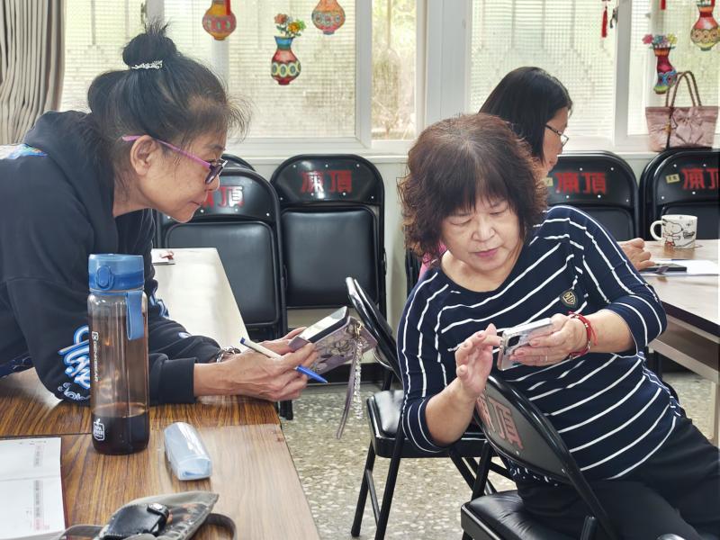 課程尾聲來到最熱絡的交流時間!長輩們學會保存自己的 AI 作品後,開心地與身旁的同學互相分享,並熱烈討論彼此使用的「引導式問答」技巧。這樣的交流不僅培養了創意思維,更大幅增進了長輩的心理健康與社交參與,讓數位學習充滿溫暖與歡笑。
