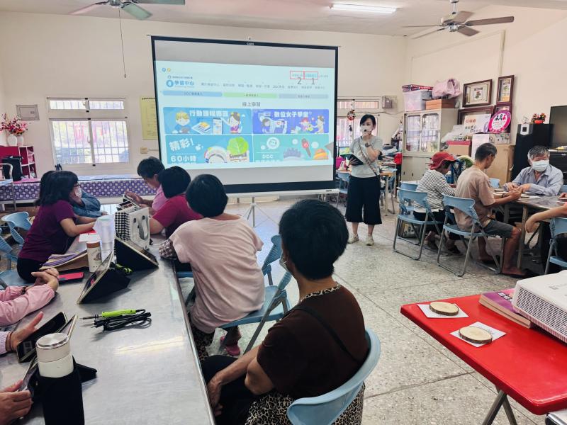 課程一開始，老師向大家介紹教育部學習中心網站的功能與特色，並一步一步帶領學員使用平板進行帳號註冊與登入操作。