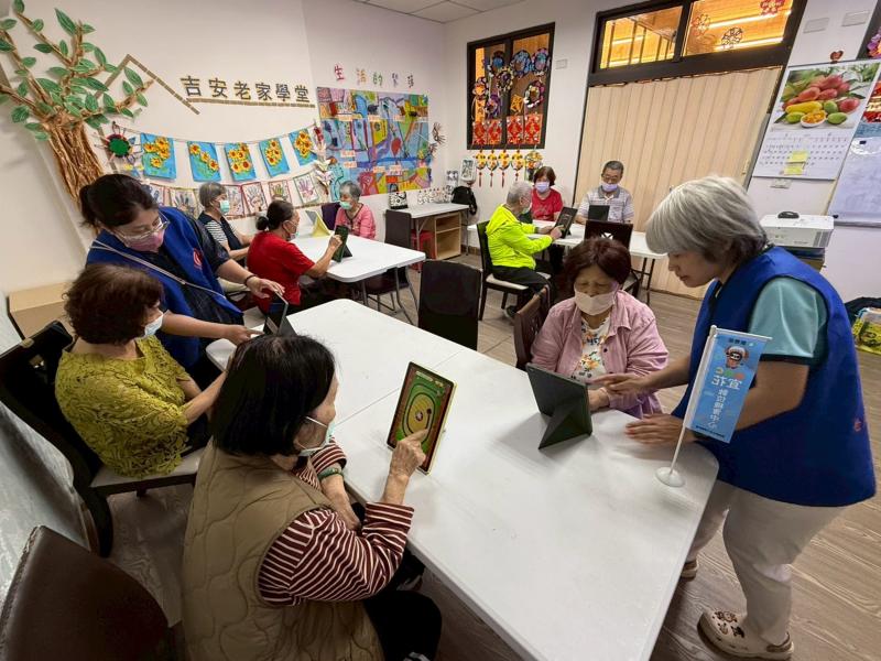 長輩透過平板小遊戲操作顏色辨識、記憶練習，訓練、刺激腦部運動。