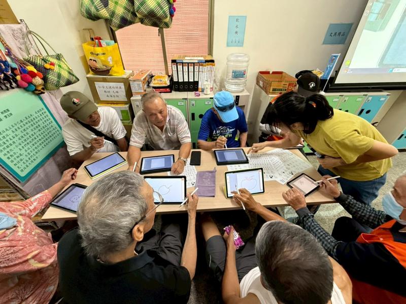 課程過程中，學員們專心學習平板繪圖操作，彼此互相協助，分享如何調整文字大小、選擇圖案及編輯內容。