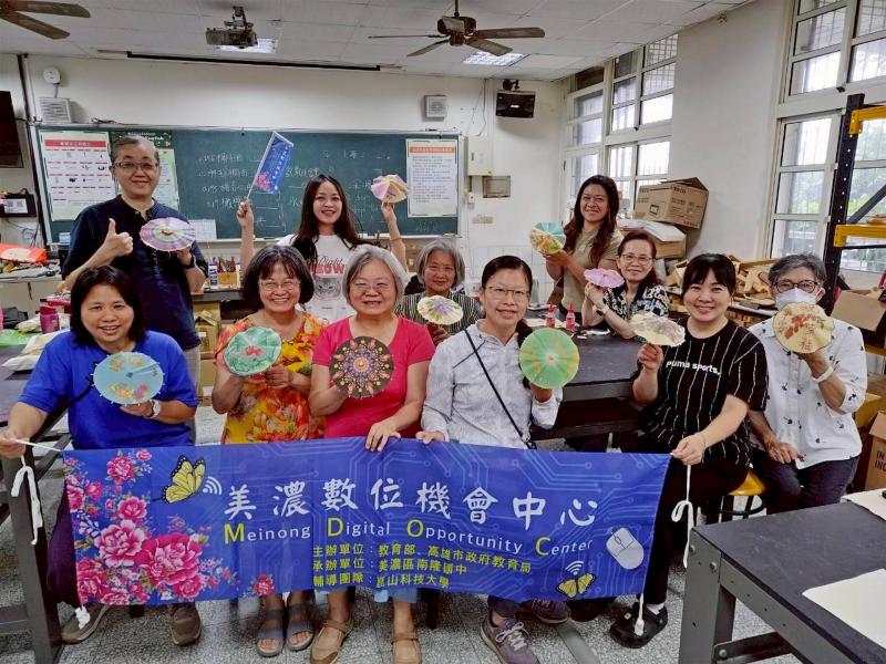 獨一無二的布傘完工啦！大家開心地舉起作品，結合新科技與傳統工藝，臉上的燦爛笑容就是最美風景！