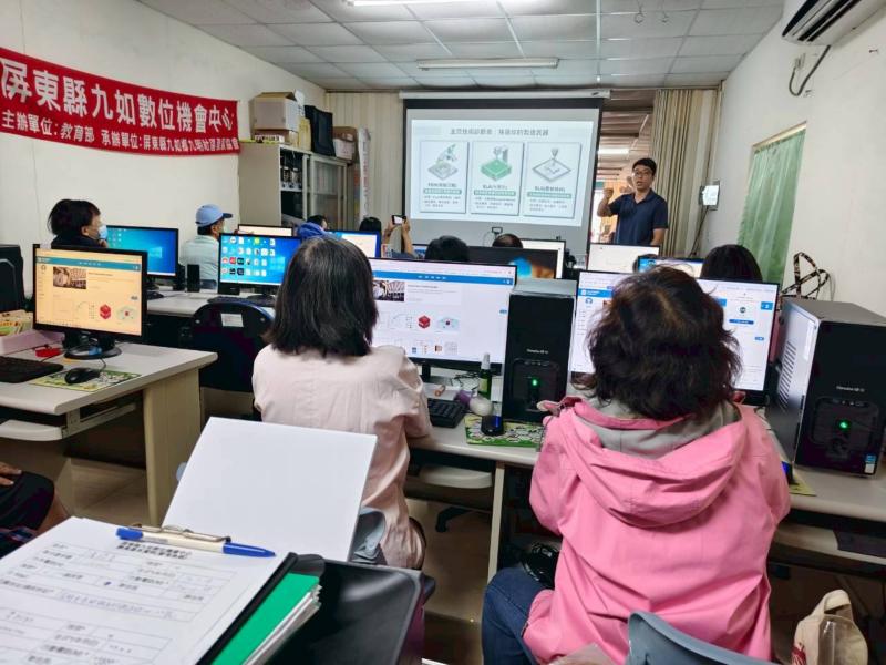 老師帶領學員認識現今3D列印技術的發展趨勢與實際應用。課程開始由講師介紹3D列印的基本原理、常見材料特性及生活中的應用案例,讓學員了解數位製造的創新概念,以及如何透過數位設計將創意轉化為實體作品,提升對新興科技的認識與興趣。