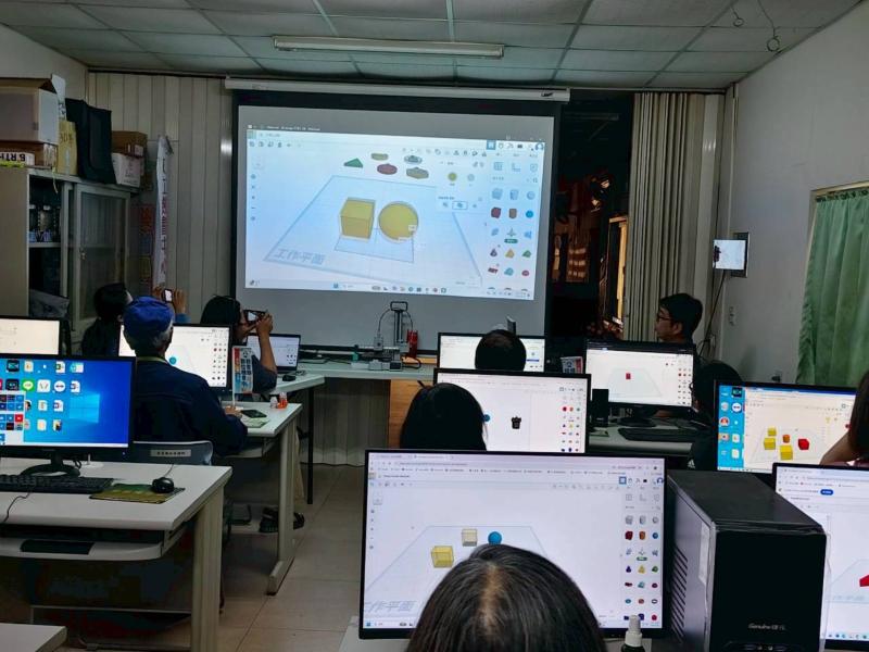 講師教學員使用Tinkercad軟體進行3D建模設計會從軟體介面操作、基本圖形運用、文字輸入及圖樣編排等功能逐步教學,引導學員設計屬於自己的專屬印章。