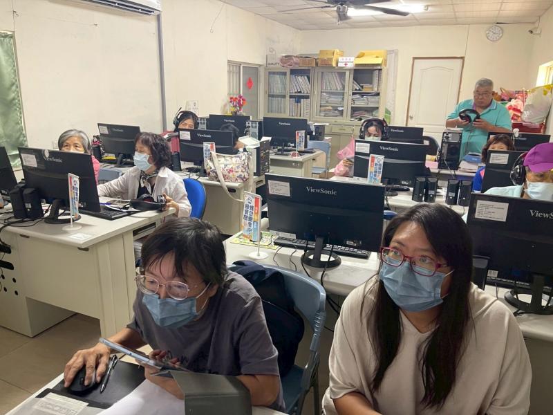 學員各個埋頭思考如何下歌曲的主題、及情感描述與文字組織技巧，完成具有個人特色的歌詞內容。