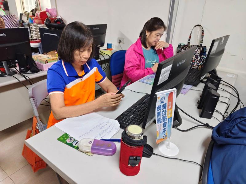 同學認真地學習Gemini軟體操作，希望製作精美的客製化海報。
