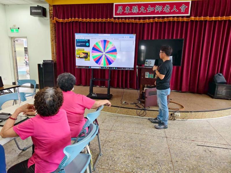 老師結合數位科技應用賓果遊戲,協助長輩在輕鬆愉快的學習氛圍中熟識手機或平板操作。
