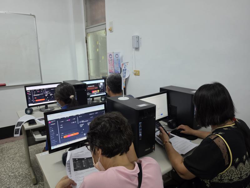 講師一步步指導操作APP平台，將文字轉換成旋律。