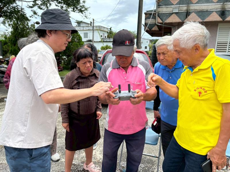 老師示範空拍機的使用再請學員體驗